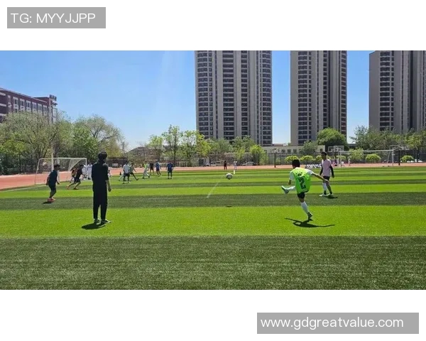 青春飞扬绿茵场青少年足球赛展现拼搏精神与团队合作魅力